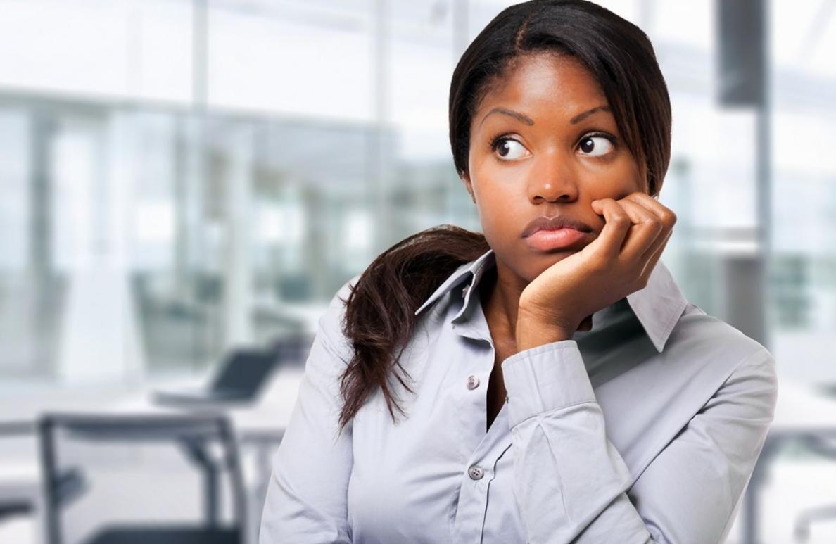 Notizen und Bücher auf einem Schreibtisch während einer Lerneinheit