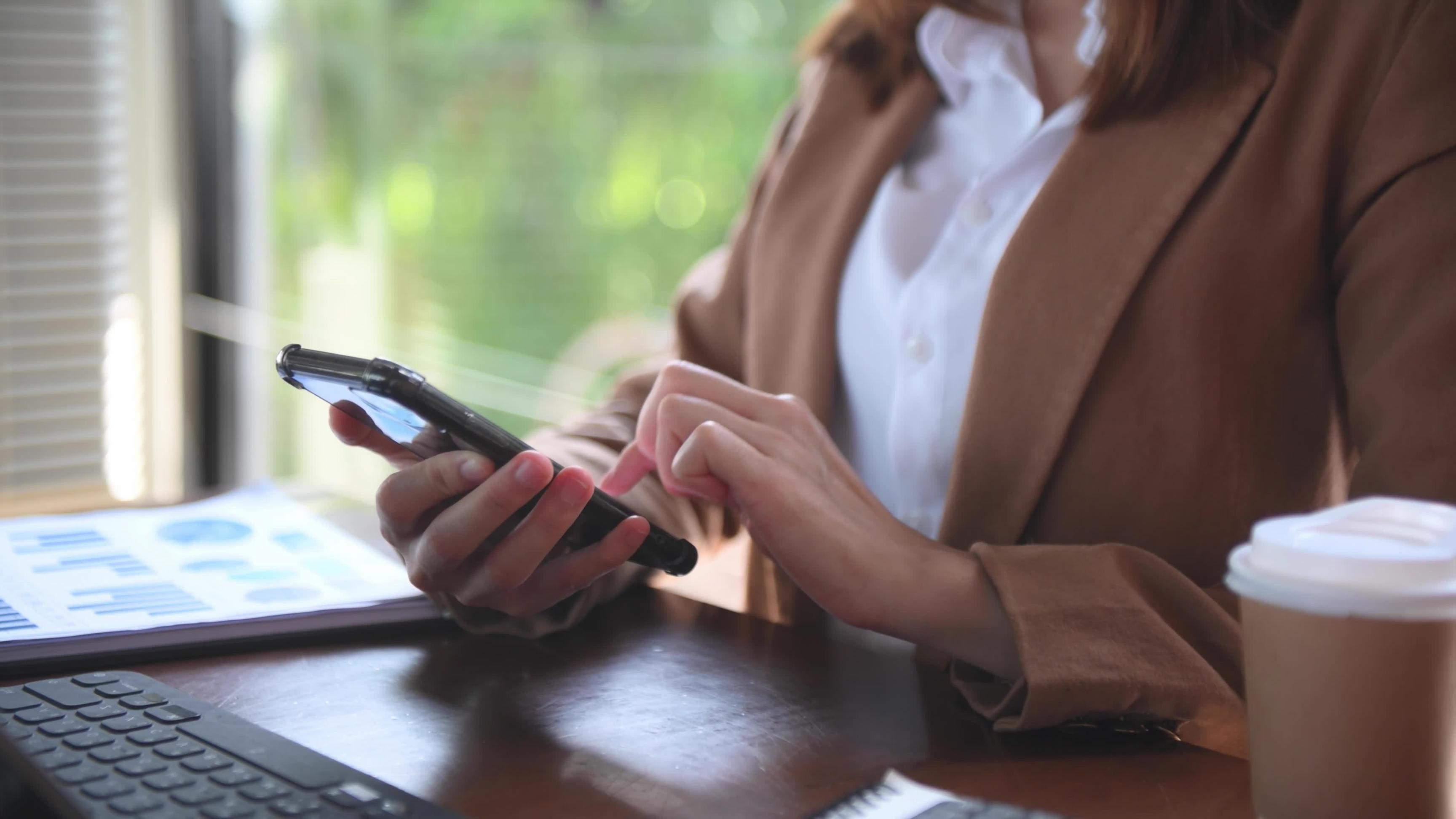 Seminarraum mit Teilnehmern im Dialog über Lebensphilosophie