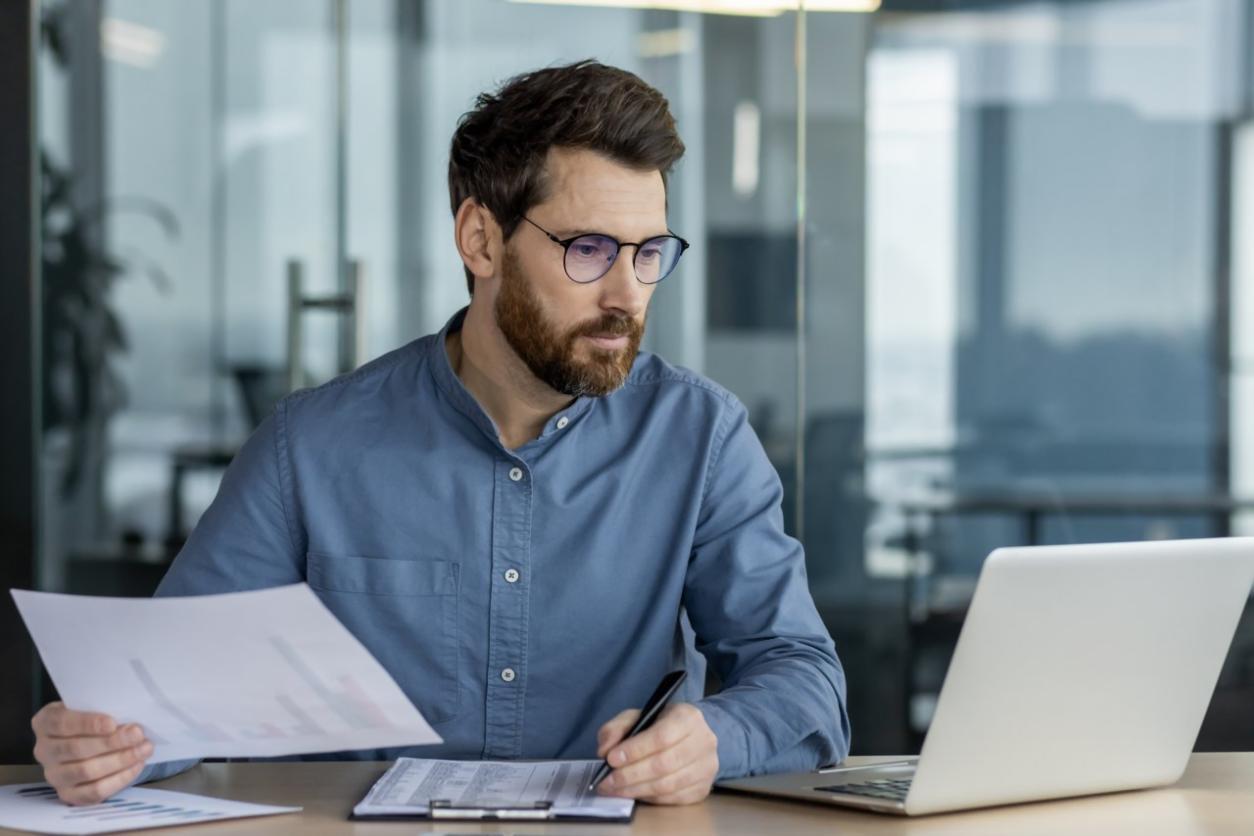 Teilnehmer während einer Diskussionsrunde im Seminarraum
